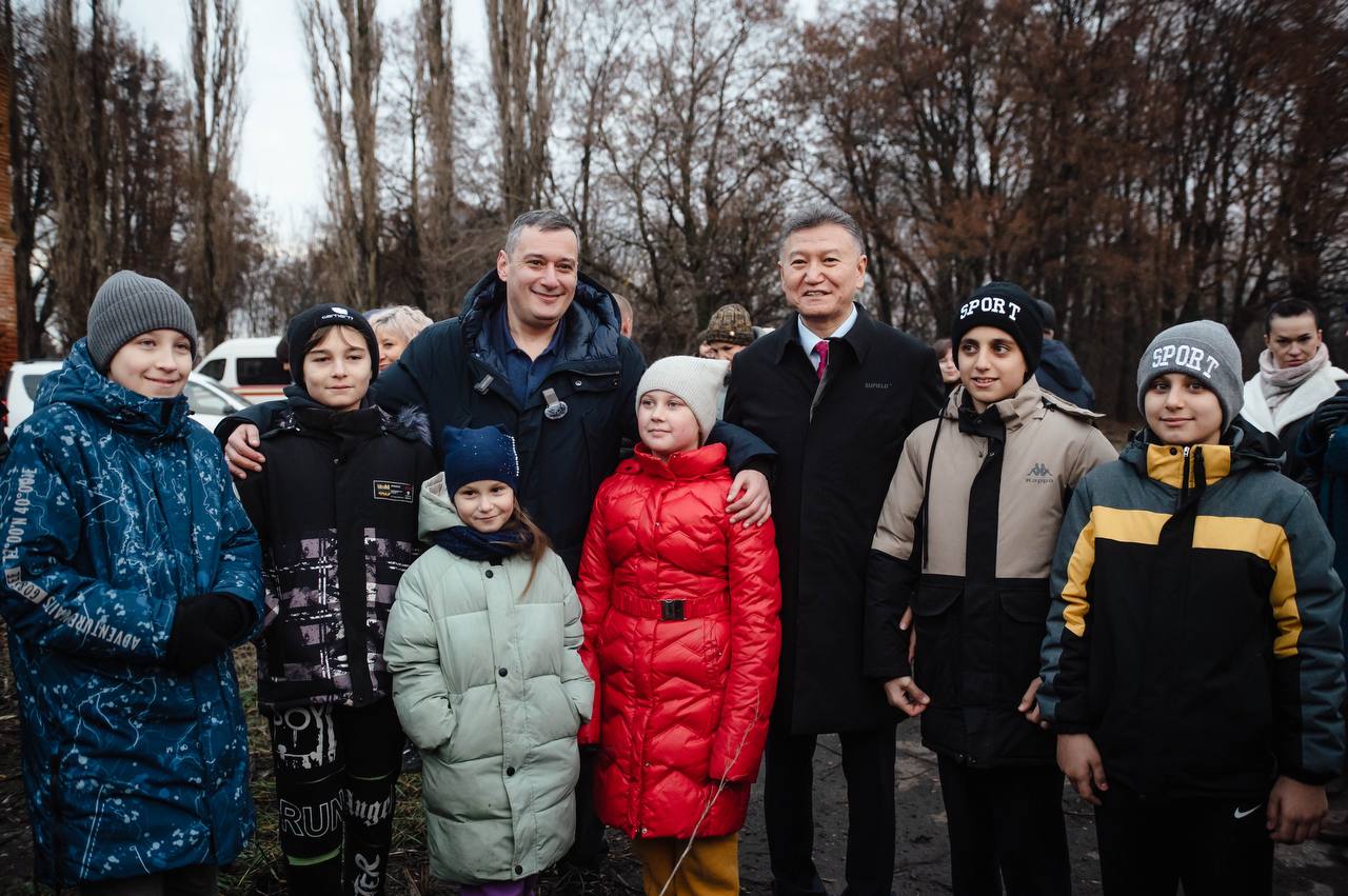 Нина Голубева: Вчера наш район посетили: Губернатор Курской области Александр Евсеевич Хинштейн и Президент Международной шахматной федерации (FIDE) Кирсан Николаевич Илюмжинов Нина Голубева: Вчера наш район посетили: Губернатор Курской области Александр Евсеевич Хинштейн и Президент Международной шахматной федерации (FIDE) Кирсан Николаевич Илюмжинов