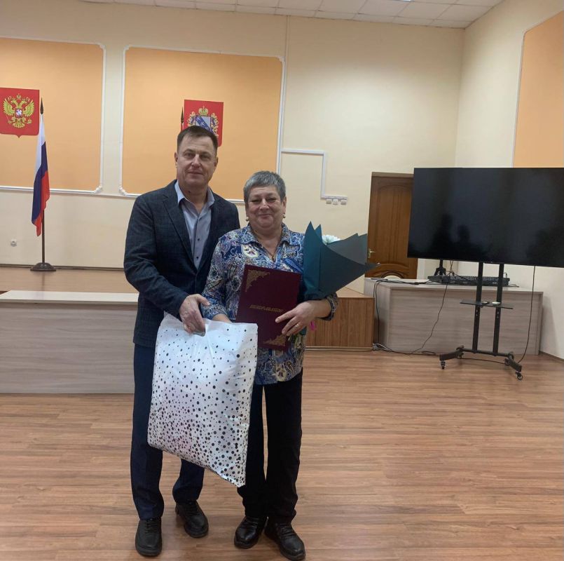 Виктор Петров: Сегодня поздравил с юбилеем Кравченко Татьяну Ивановну — женщину, от которой зависит чистота и порядок в нашей Администрации