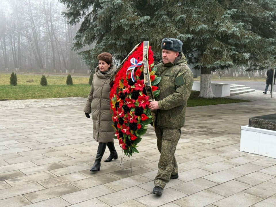 Память жива: митинг у памятника героям-саперам в Понырях