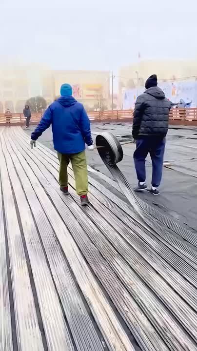 В Курске идёт активная подготовка к открытию двух городских катков