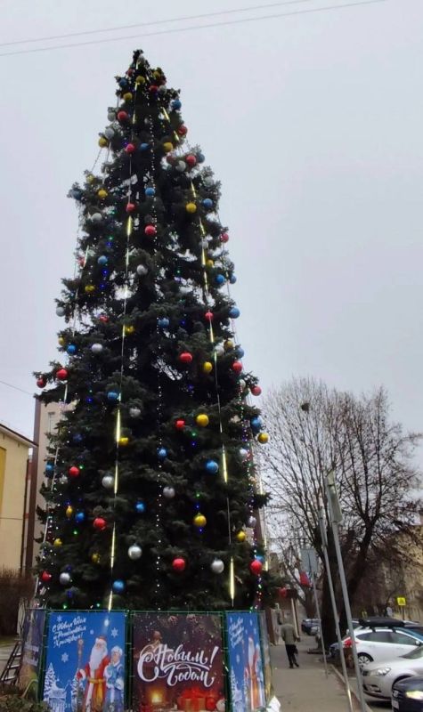 Курск продолжают украшать в преддверии Нового года