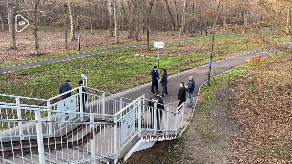 Сенатор РФ Александр Брыксин проинспектировал в Курске завершение работ по строительству спортплощадки