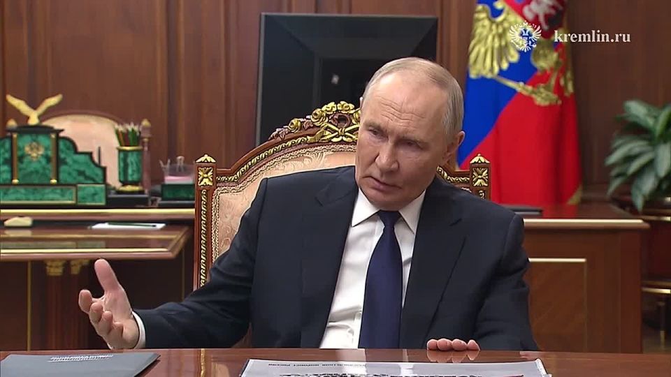 Накануне поздно вечером Владимир Путин провёл в Кремле встречу с губернатором Курской области Александром Хинштейном