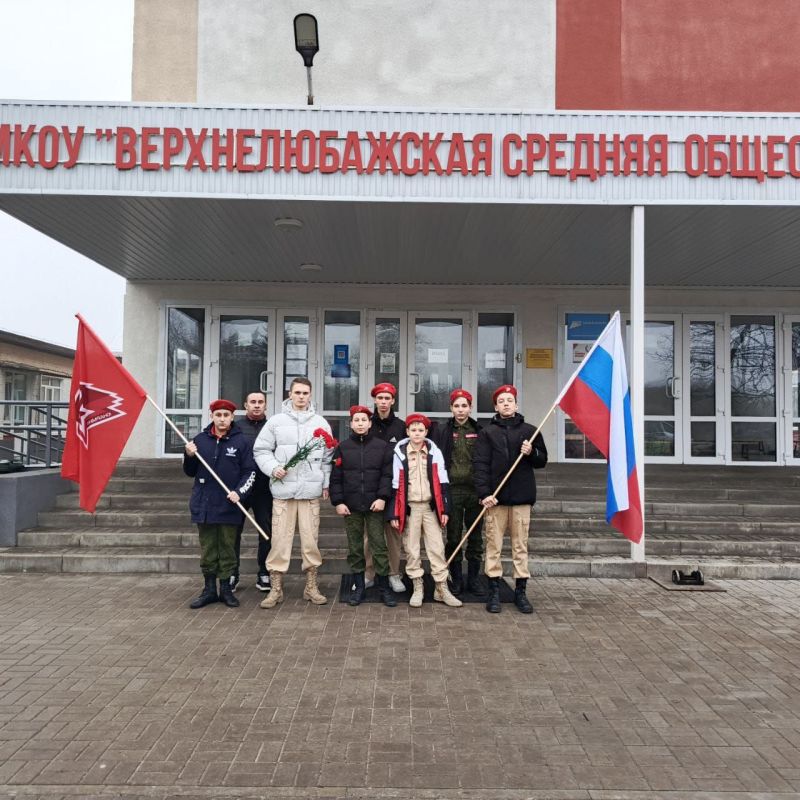 В преддверии дня Неизвестного солдата юнармейцы Верхнелюбажской средней общеобразовательной школы возложили цветы к братской могиле в с. Верхний Любаж