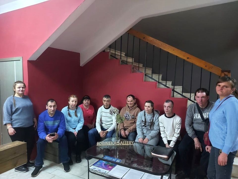 Получатели социальных услуг Щигровского дома социального обслуживания» посетили Курскую государственную картинную галерею имени А.А. Дейнеки, где открылась уникальная выставка «ПРО БЕЛЫЙ»