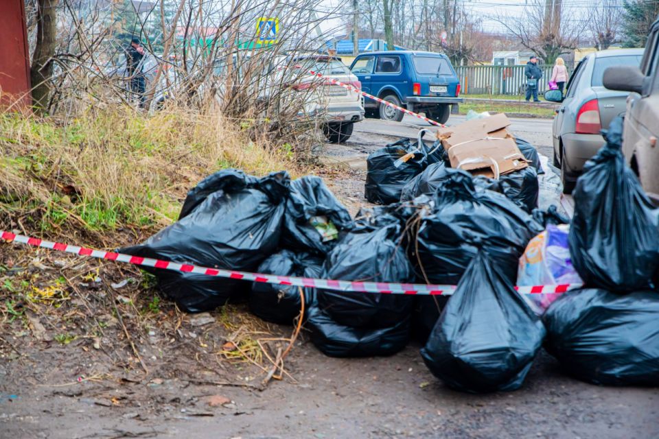 По поручению главы города Евгения Маслова на 3-м Моковском переулке прошла уборка общественной территории