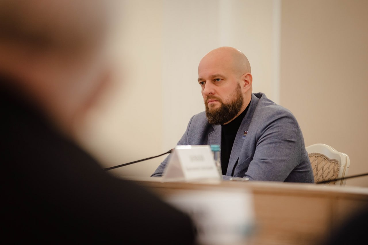 Губернатор Курской области Александр Хинштейн провел очередное заседание Экспертного совета по сохранению исторической памяти, увековечиванию выдающихся личностей и событий в Курской области, на котором подвели итоги работы... Губернатор Курской области Александр Хинштейн провел очередное заседание Экспертного совета по сохранению исторической памяти, увековечиванию выдающихся личностей и событий в Курской области, на котором подвели итоги работы...