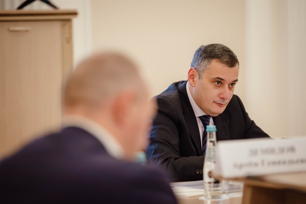 Губернатор Курской области Александр Хинштейн провел очередное заседание Экспертного совета по сохранению исторической памяти, увековечиванию выдающихся личностей и событий в Курской области, на котором подвели итоги работы... Губернатор Курской области Александр Хинштейн провел очередное заседание Экспертного совета по сохранению исторической памяти, увековечиванию выдающихся личностей и событий в Курской области, на котором подвели итоги работы...