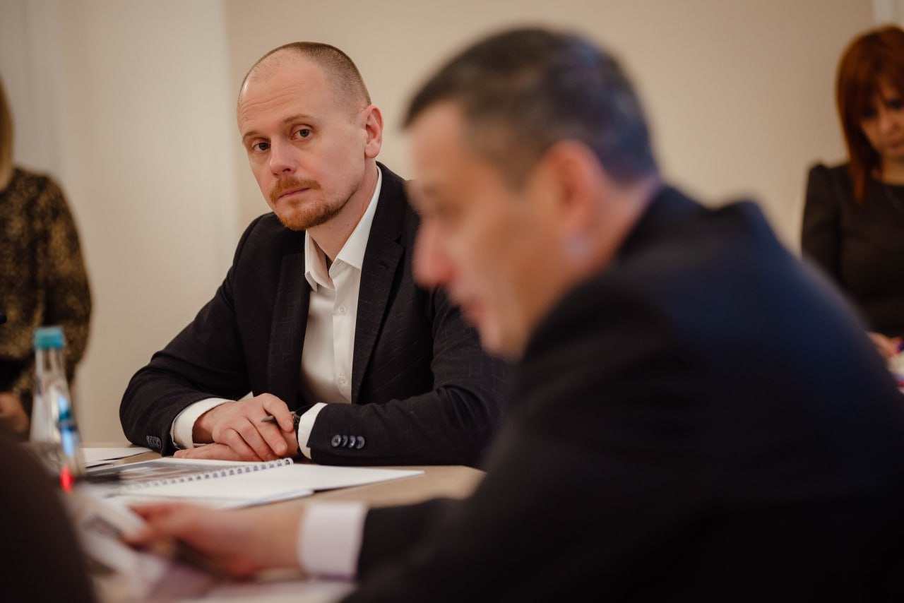 Губернатор Курской области Александр Хинштейн провел очередное заседание Экспертного совета по сохранению исторической памяти, увековечиванию выдающихся личностей и событий в Курской области, на котором подвели итоги работы... Губернатор Курской области Александр Хинштейн провел очередное заседание Экспертного совета по сохранению исторической памяти, увековечиванию выдающихся личностей и событий в Курской области, на котором подвели итоги работы...