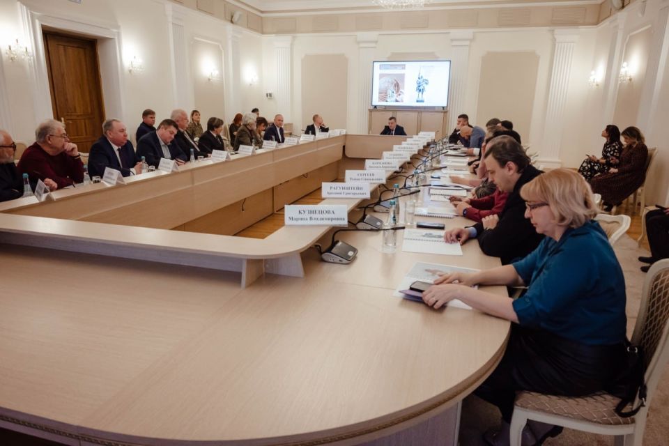 Губернатор Курской области Александр Хинштейн провел очередное заседание Экспертного совета по сохранению исторической памяти, увековечиванию выдающихся личностей и событий в Курской области, на котором подвели итоги работы...