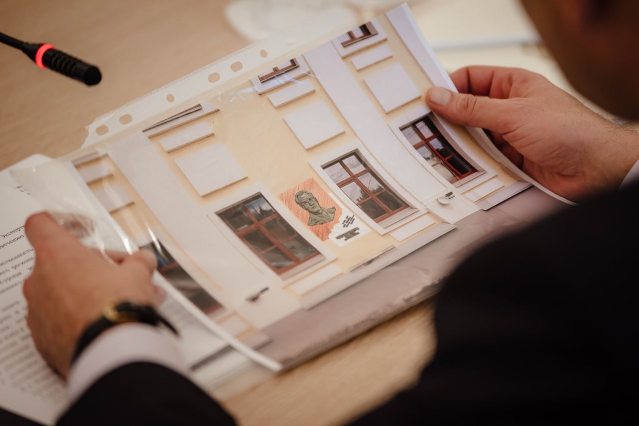 Губернатор Курской области Александр Хинштейн провел очередное заседание Экспертного совета по сохранению исторической памяти, увековечиванию выдающихся личностей и событий в Курской области, на котором подвели итоги работы... Губернатор Курской области Александр Хинштейн провел очередное заседание Экспертного совета по сохранению исторической памяти, увековечиванию выдающихся личностей и событий в Курской области, на котором подвели итоги работы...