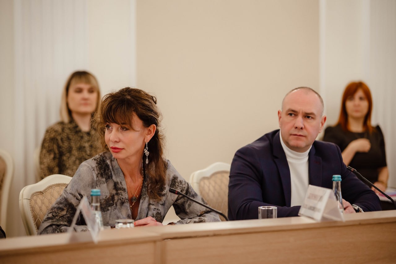 Губернатор Курской области Александр Хинштейн провел очередное заседание Экспертного совета по сохранению исторической памяти, увековечиванию выдающихся личностей и событий в Курской области, на котором подвели итоги работы... Губернатор Курской области Александр Хинштейн провел очередное заседание Экспертного совета по сохранению исторической памяти, увековечиванию выдающихся личностей и событий в Курской области, на котором подвели итоги работы...