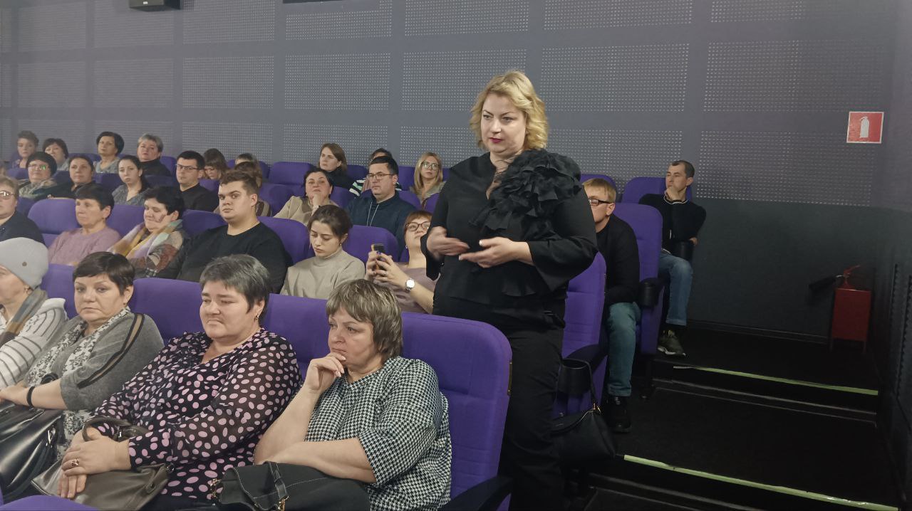 Сергей Цуканов: Сегодня в кинотеатре "Комета" состоялась встреча с временно исполняющей обязанности министра здравоохранения Курской области Светланой Игоревной Ермоловой Сергей Цуканов: Сегодня в кинотеатре "Комета" состоялась встреча с временно исполняющей обязанности министра здравоохранения Курской области Светланой Игоревной Ермоловой