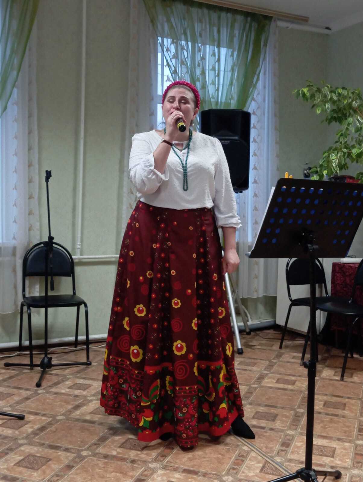 Замечательный концерт подарили жительницам села Верхний Любаж солисты Фатежского РДНТ Замечательный концерт подарили жительницам села Верхний Любаж солисты Фатежского РДНТ