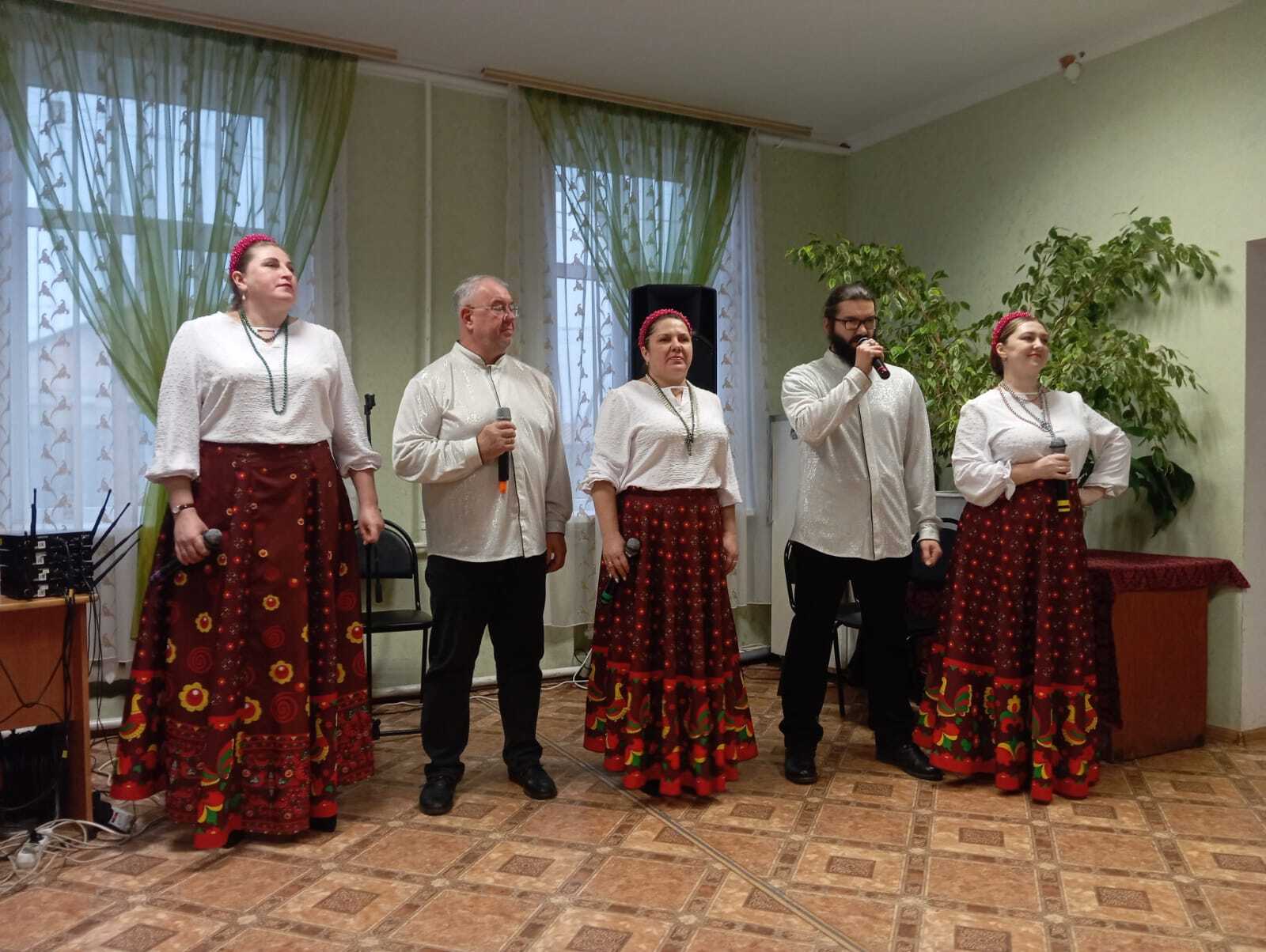 Замечательный концерт подарили жительницам села Верхний Любаж солисты Фатежского РДНТ Замечательный концерт подарили жительницам села Верхний Любаж солисты Фатежского РДНТ