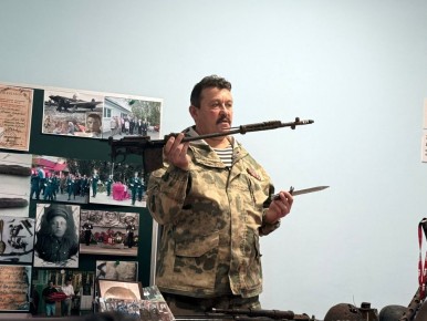 Руководитель поискового отряда "Честь и долг" и преподаватель ОБЗР Юрий Иванович Казначеев провел урок мужества для учеников Брусовской школы