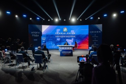 Губернатор Курской области Александр Хинштейн провел масштабную прямую линию с жителями региона, в ходе которой подвел итоги года работы в области