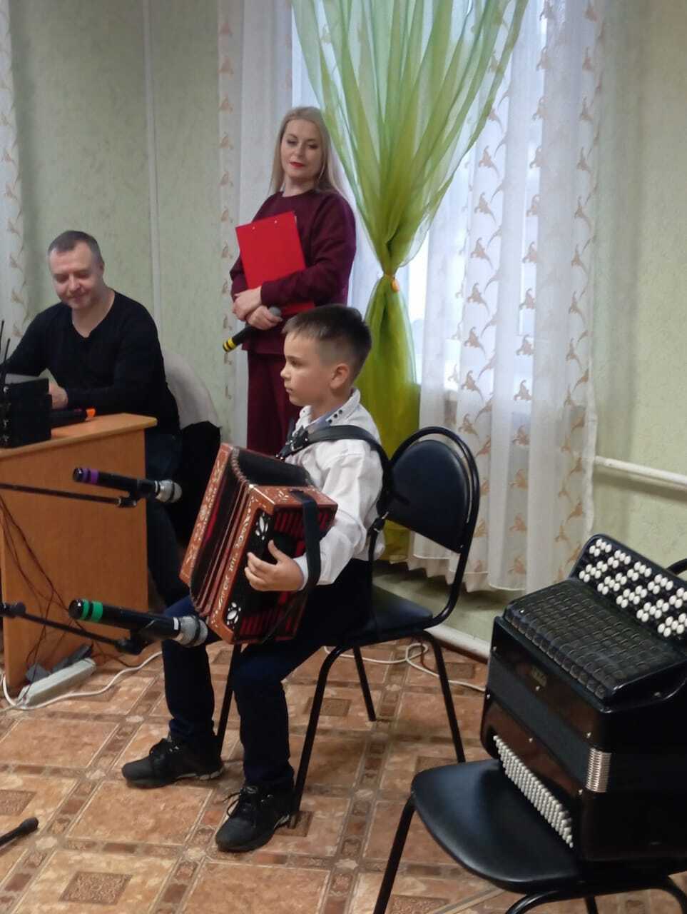 Замечательный концерт подарили жительницам села Верхний Любаж солисты Фатежского РДНТ Замечательный концерт подарили жительницам села Верхний Любаж солисты Фатежского РДНТ