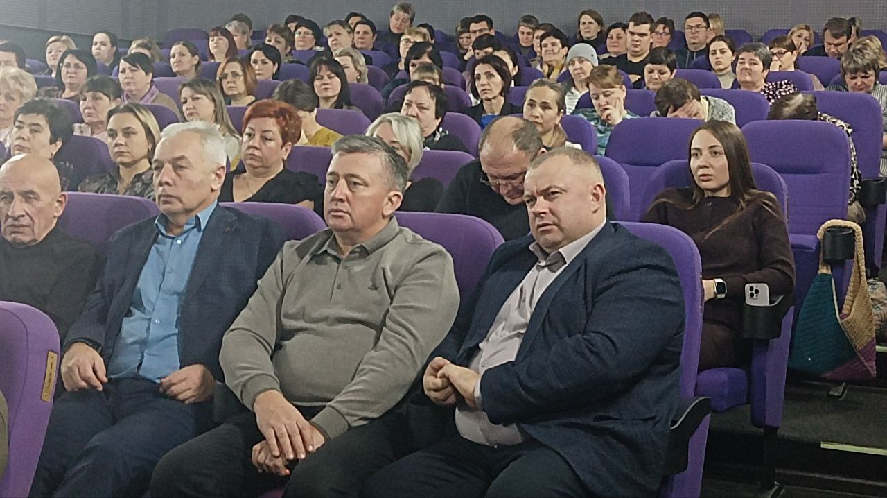 Сергей Цуканов: Сегодня в кинотеатре "Комета" состоялась встреча с временно исполняющей обязанности министра здравоохранения Курской области Светланой Игоревной Ермоловой Сергей Цуканов: Сегодня в кинотеатре "Комета" состоялась встреча с временно исполняющей обязанности министра здравоохранения Курской области Светланой Игоревной Ермоловой