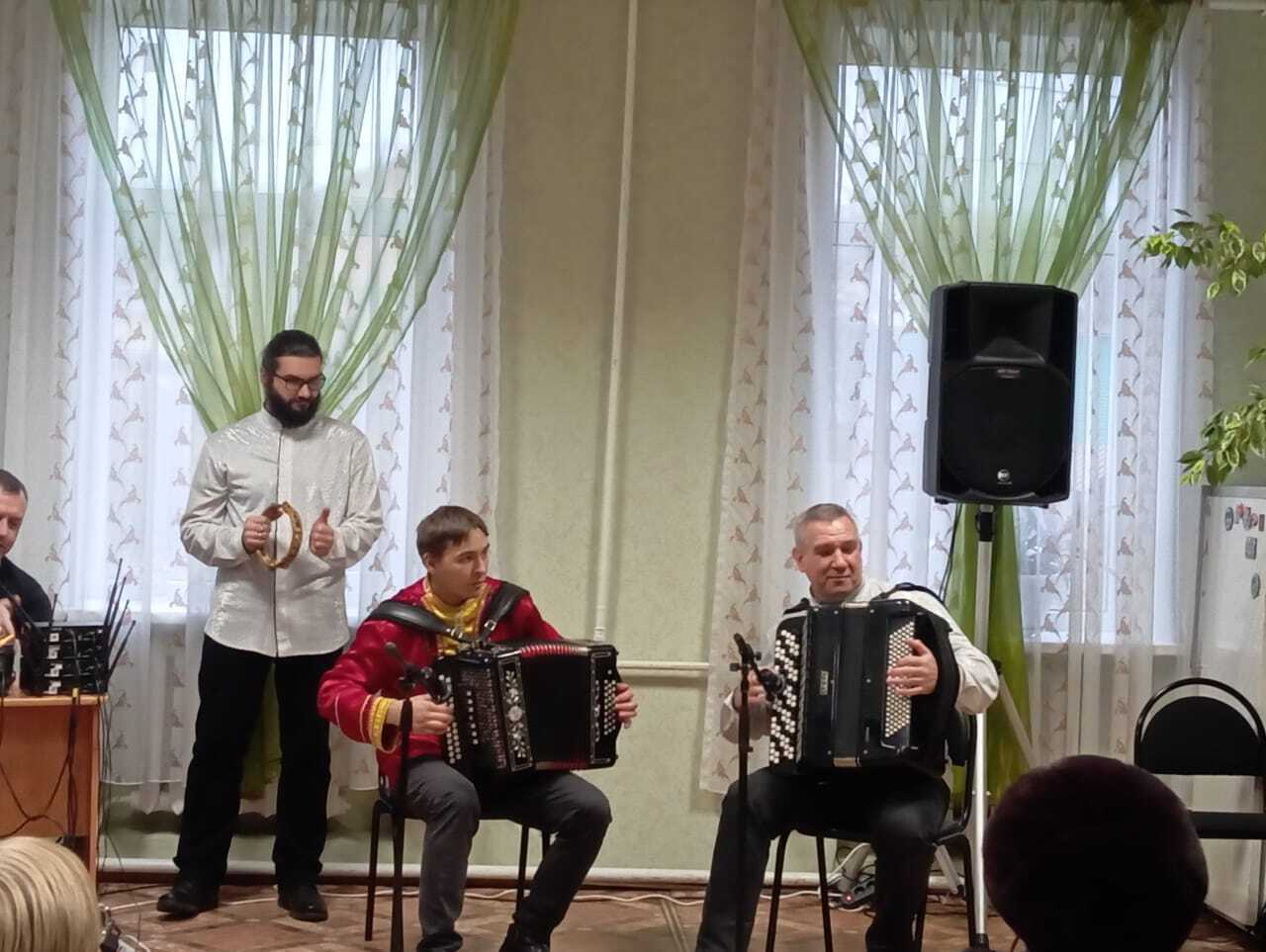 Замечательный концерт подарили жительницам села Верхний Любаж солисты Фатежского РДНТ Замечательный концерт подарили жительницам села Верхний Любаж солисты Фатежского РДНТ