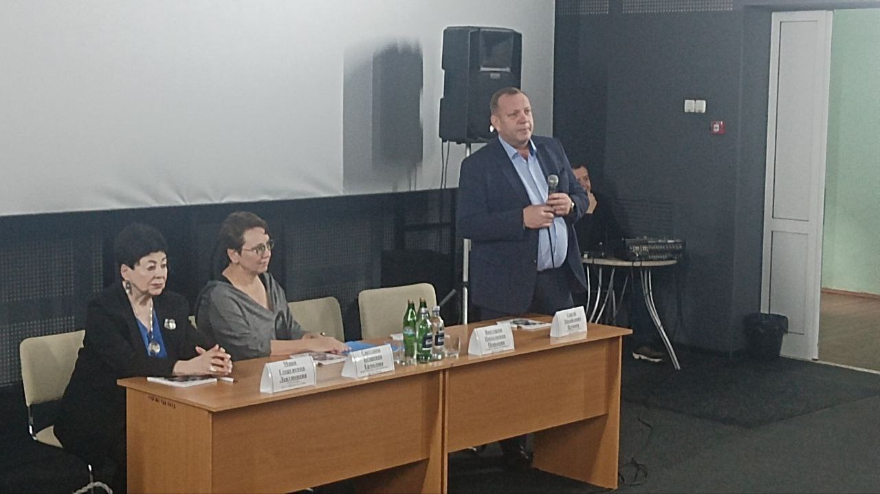 Сергей Цуканов: Сегодня в кинотеатре "Комета" состоялась встреча с временно исполняющей обязанности министра здравоохранения Курской области Светланой Игоревной Ермоловой