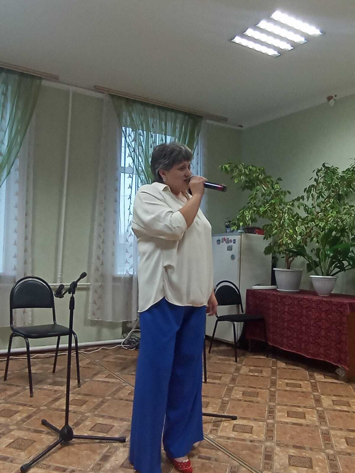 Замечательный концерт подарили жительницам села Верхний Любаж солисты Фатежского РДНТ Замечательный концерт подарили жительницам села Верхний Любаж солисты Фатежского РДНТ