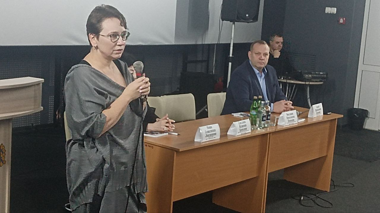 Сергей Цуканов: Сегодня в кинотеатре "Комета" состоялась встреча с временно исполняющей обязанности министра здравоохранения Курской области Светланой Игоревной Ермоловой Сергей Цуканов: Сегодня в кинотеатре "Комета" состоялась встреча с временно исполняющей обязанности министра здравоохранения Курской области Светланой Игоревной Ермоловой