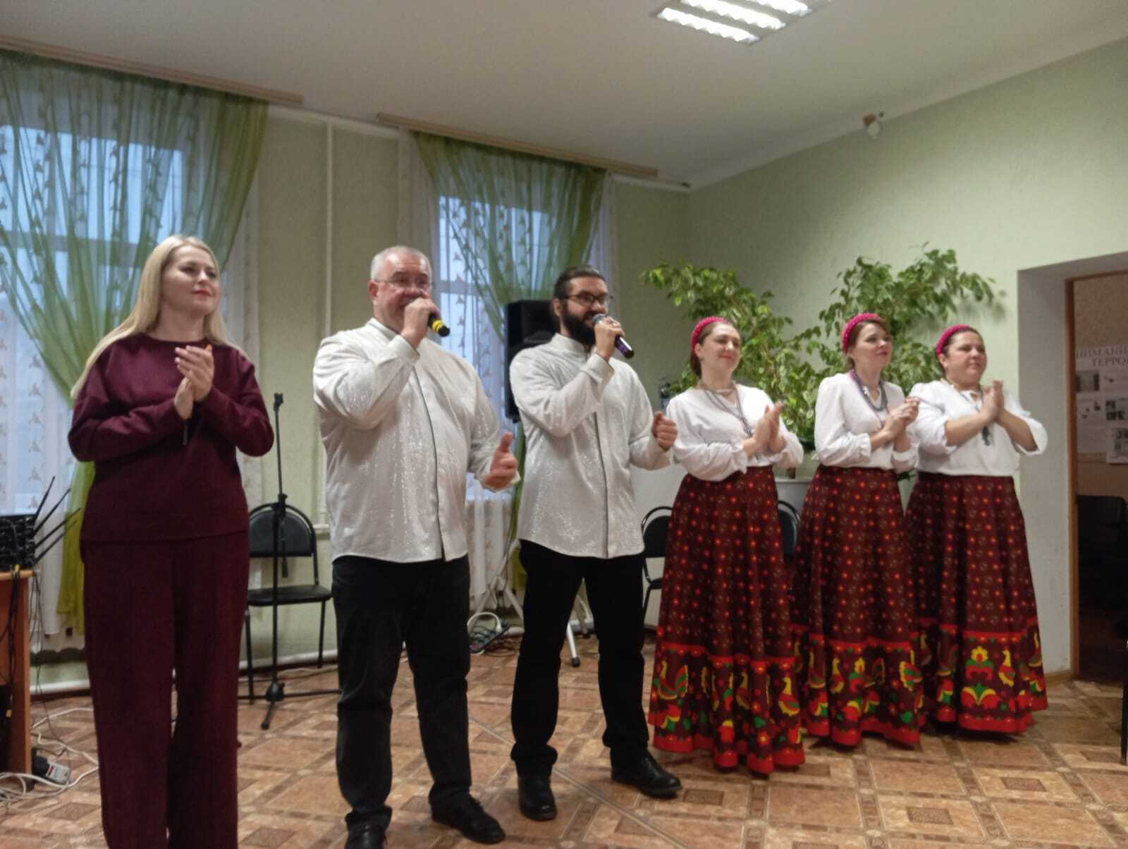 Замечательный концерт подарили жительницам села Верхний Любаж солисты Фатежского РДНТ Замечательный концерт подарили жительницам села Верхний Любаж солисты Фатежского РДНТ