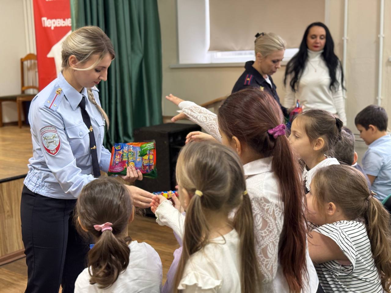 Полицейские в гостях у начальных классов из Железногорска напомнили правила безопасного поведения Полицейские в гостях у начальных классов из Железногорска напомнили правила безопасного поведения