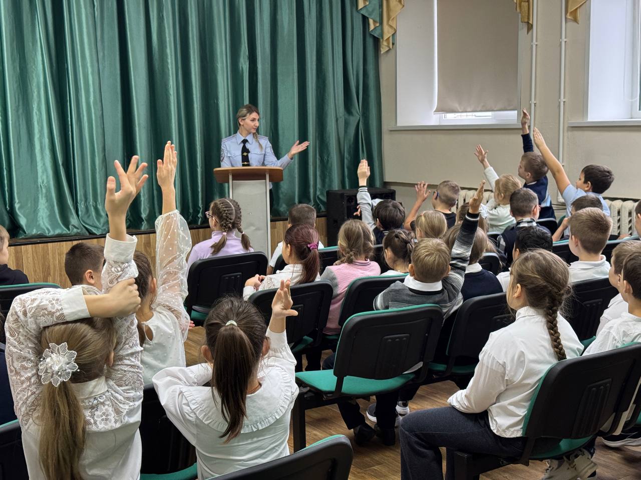 Полицейские в гостях у начальных классов из Железногорска напомнили правила безопасного поведения Полицейские в гостях у начальных классов из Железногорска напомнили правила безопасного поведения