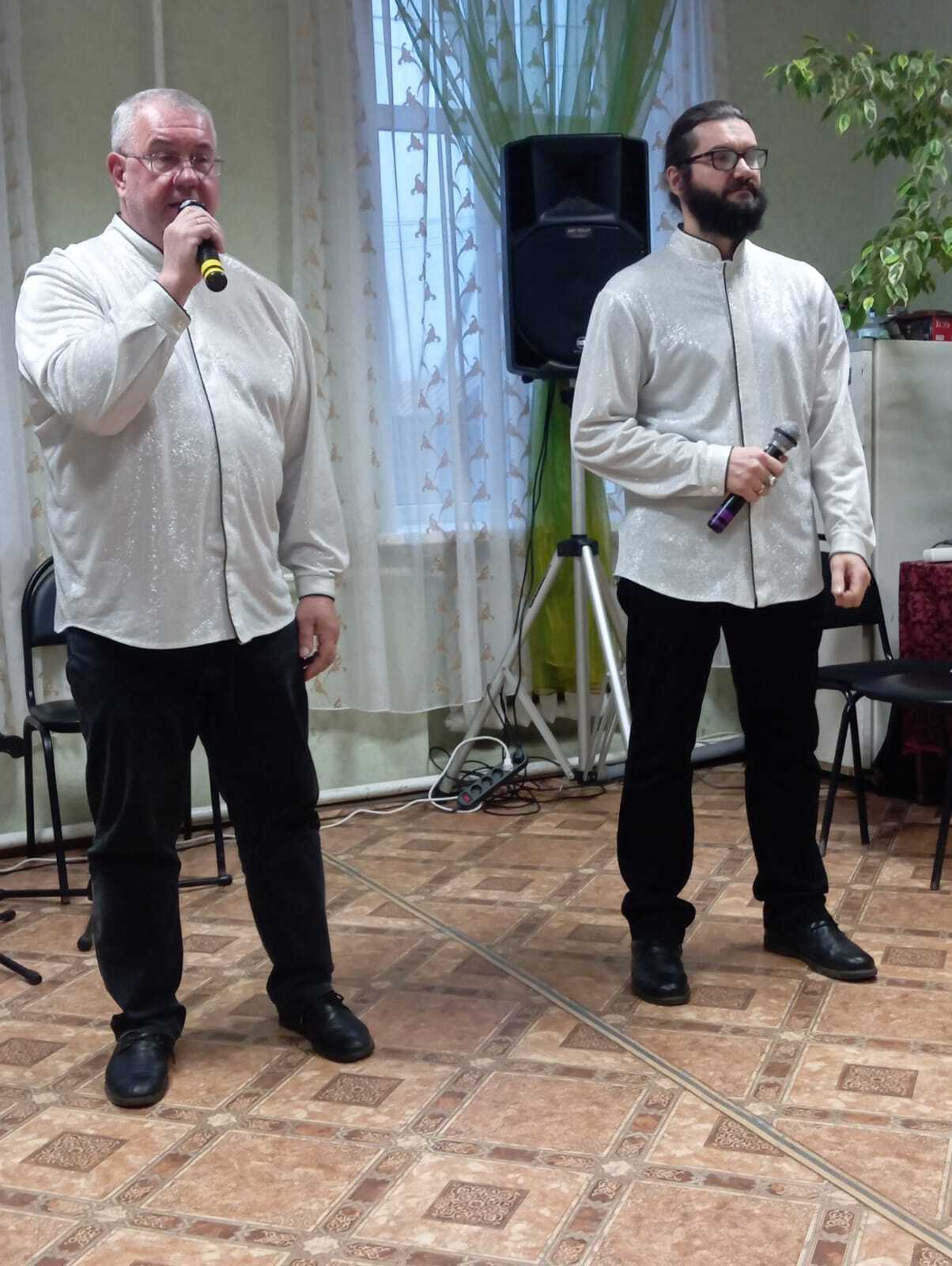 Замечательный концерт подарили жительницам села Верхний Любаж солисты Фатежского РДНТ