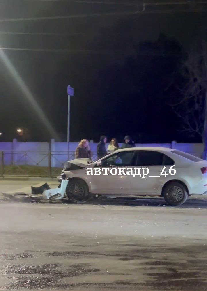 Серьезная авария произошла накануне вечером на остановке Дальние парки в Курске Серьезная авария произошла накануне вечером на остановке Дальние парки в Курске