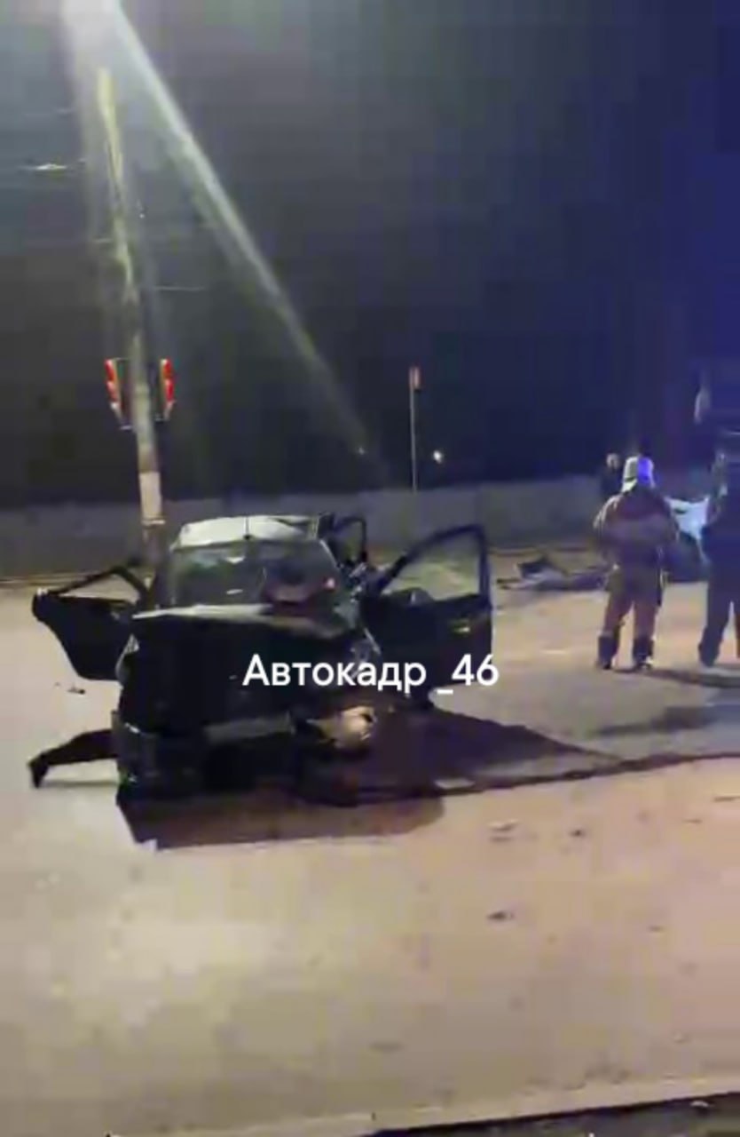 Серьезная авария произошла накануне вечером на остановке Дальние парки в Курске Серьезная авария произошла накануне вечером на остановке Дальние парки в Курске