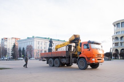 На Театральной площади начали устанавливать новогоднюю ель