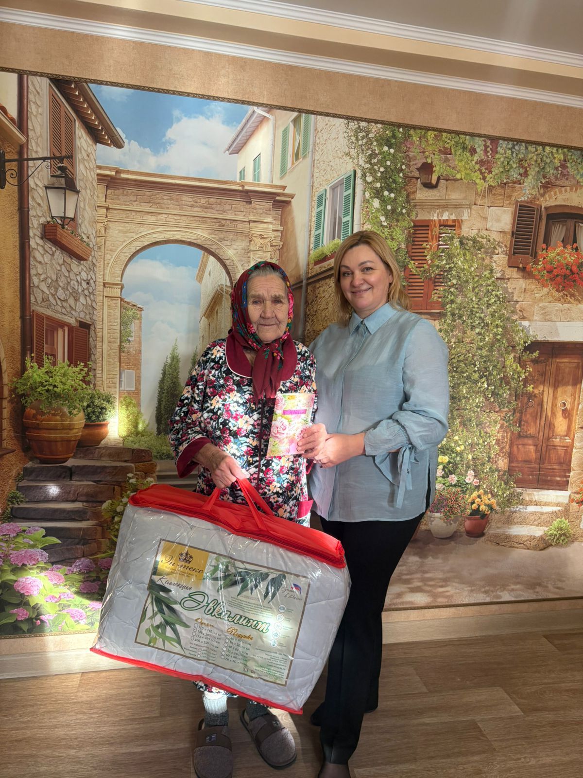 Сегодня Жмакина Мария Павловна, жительница поселка Прямицыно отметила свой 90 летний юбилей, с этим радостным событием её поздравила глава поселка Ольга Стародубцева и вручила ей памятный подарок Сегодня Жмакина Мария Павловна, жительница поселка Прямицыно отметила свой 90 летний юбилей, с этим радостным событием её поздравила глава поселка Ольга Стародубцева и вручила ей памятный подарок