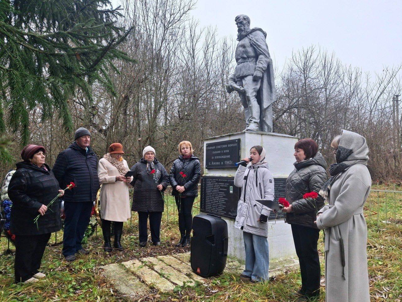 Единороссы почтили память безымянных воинов Единороссы почтили память безымянных воинов