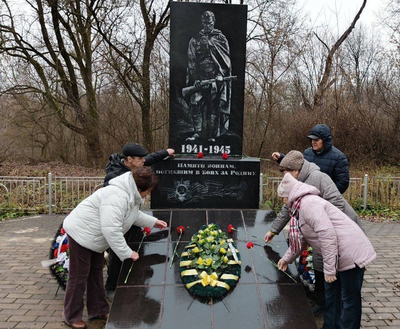 Единороссы почтили память безымянных воинов Единороссы почтили память безымянных воинов