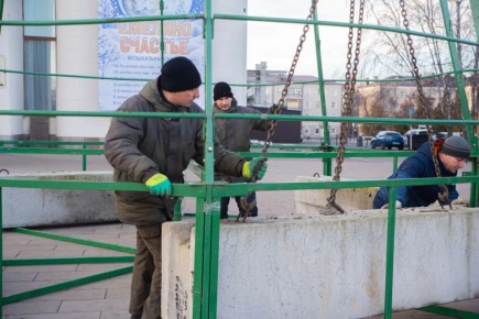 17-метровую ёлку устанавливают на Театральной площади в Курске