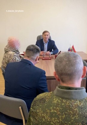 Сенатор РФ от Курской области Александр Брыксин встретился с военными из инженерно-сапёрного отряда "Барс-И"