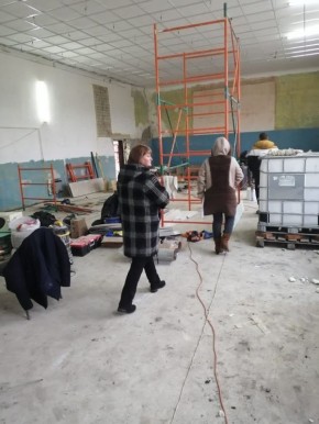 В рамках проекта "Семейные ценности и инфраструктура культуры" нацпроекта "Семья", в Среднеапоченском сельском доме культуры продолжается капитальный ремонт