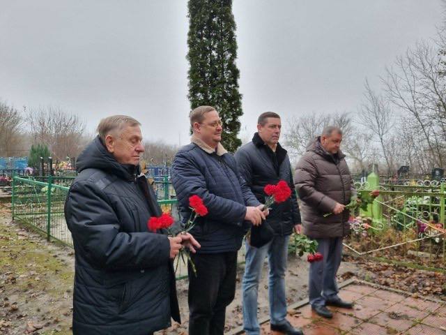 Единороссы почтили память безымянных воинов Единороссы почтили память безымянных воинов