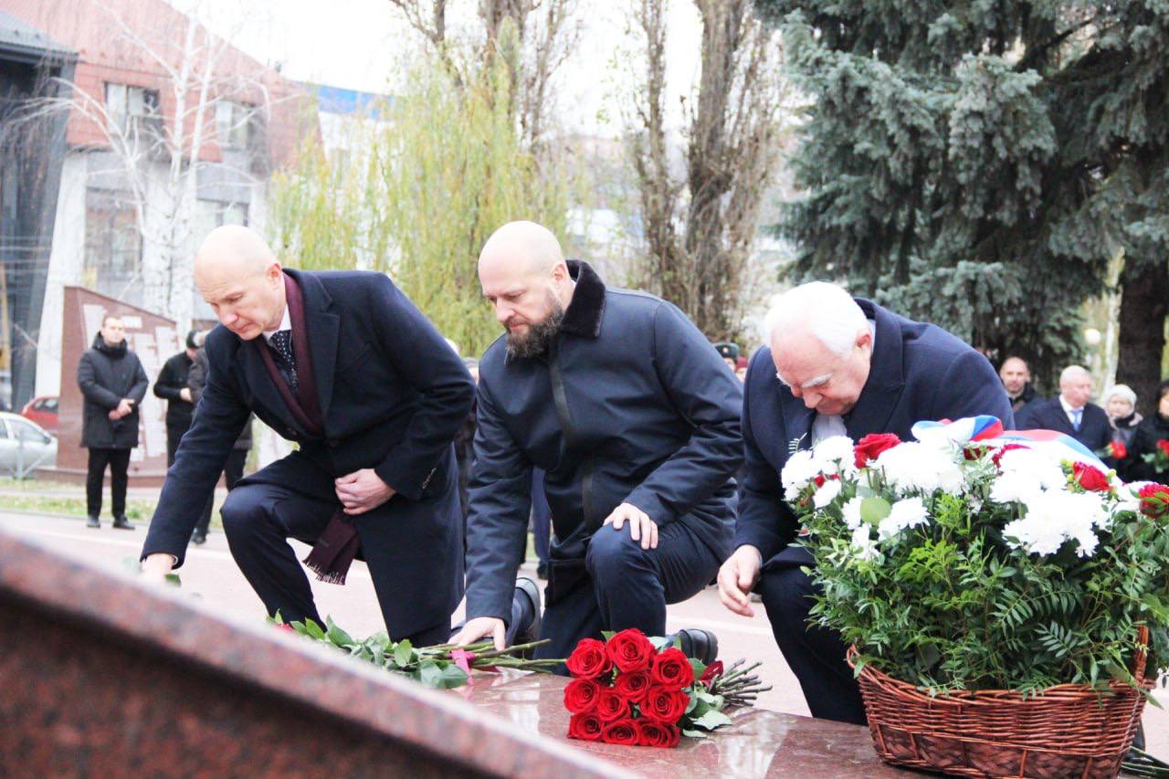 Партийцы возложили цветы в День Героев Отечества Партийцы возложили цветы в День Героев Отечества