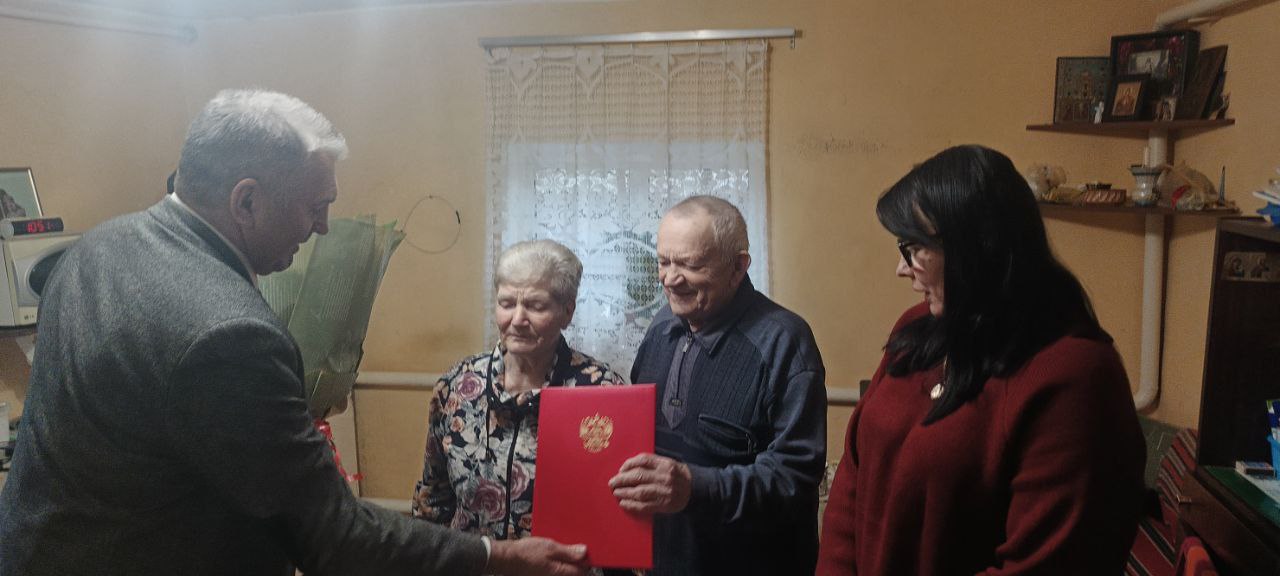 Николай Волобуев: 55Сегодня вместе с главой Бабичевой Татьяной Викторовной поздравили с 55-летним Юбилеем совместной жизни семью Аксеновых, которые являются примером для нас всех Николай Волобуев: 55Сегодня вместе с главой Бабичевой Татьяной Викторовной поздравили с 55-летним Юбилеем совместной жизни семью Аксеновых, которые являются примером для нас всех