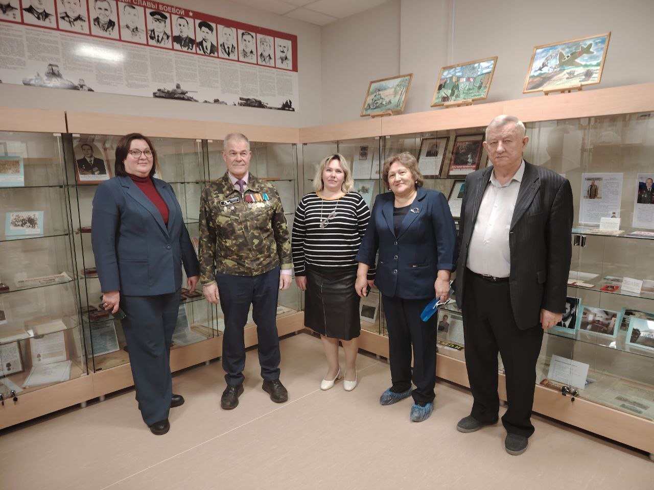 Знать, чтобы помнить!. В преддверии Дня Героев Отечества в Медвенской школе состоялась встреча с командиром поискового отряда «Курган» А. В. Сотниковым и председателем Совета ветеранов Л. А. Голубевой учеников 5-8 классов Знать, чтобы помнить!. В преддверии Дня Героев Отечества в Медвенской школе состоялась встреча с командиром поискового отряда «Курган» А. В. Сотниковым и председателем Совета ветеранов Л. А. Голубевой учеников 5-8 классов