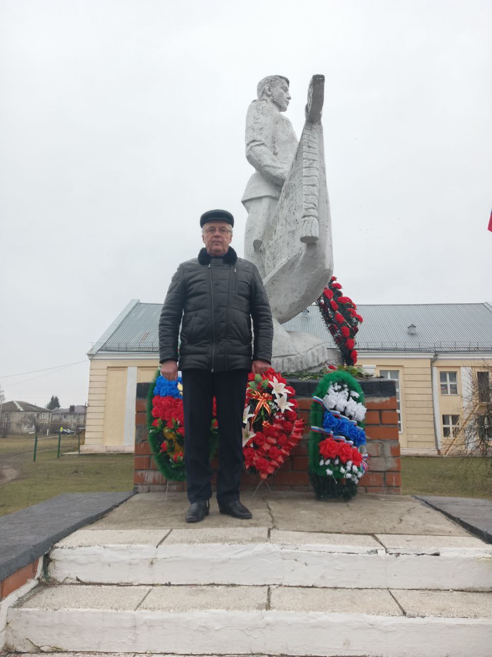 Геннадий Енютин: На площади Героев в п.Солнцево сегодня состоялся митинг и возложение цветов и венков к «вечному огню», братской могиле и стелам Героев Советского Союза и полных кавалеров ордена Славы Геннадий Енютин: На площади Героев в п.Солнцево сегодня состоялся митинг и возложение цветов и венков к «вечному огню», братской могиле и стелам Героев Советского Союза и полных кавалеров ордена Славы