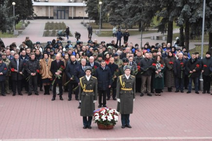 Сегодня, в День Героев Отечества, жители Курска собрались у мемориала "Скорбящей матери" в Пролетарском сквере, чтобы отдать дань уважения тем, кто ценой своей жизни защищал нашу страну