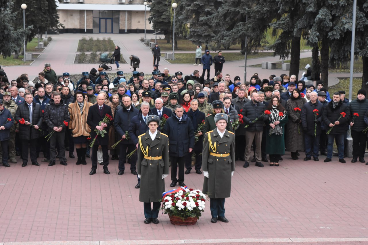 Сегодня, в День Героев Отечества, жители Курска собрались у мемориала "Скорбящей матери" в Пролетарском сквере, чтобы отдать дань уважения тем, кто ценой своей жизни защищал нашу страну