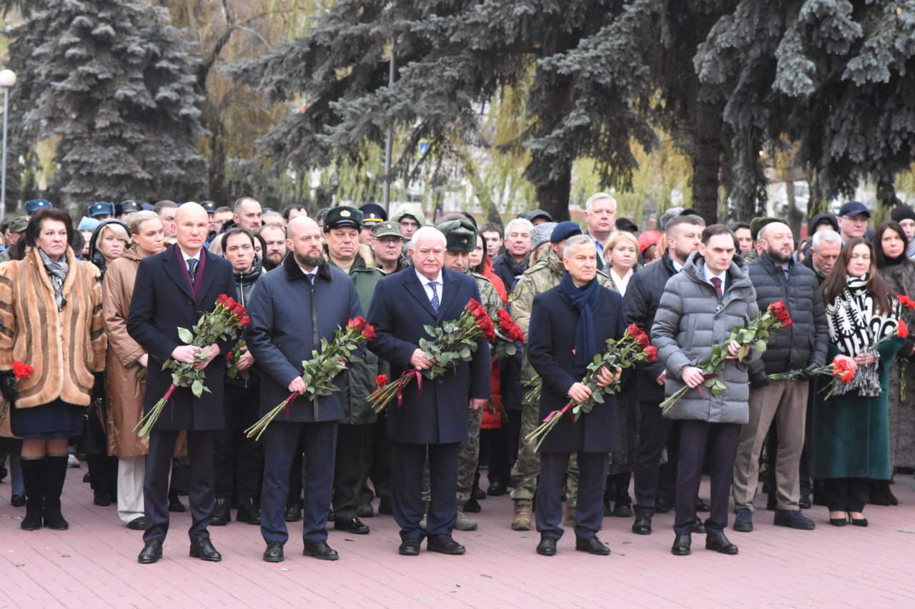 Сегодня, в День Героев Отечества, жители Курска собрались у мемориала "Скорбящей матери" в Пролетарском сквере, чтобы отдать дань уважения тем, кто ценой своей жизни защищал нашу страну Сегодня, в День Героев Отечества, жители Курска собрались у мемориала "Скорбящей матери" в Пролетарском сквере, чтобы отдать дань уважения тем, кто ценой своей жизни защищал нашу страну