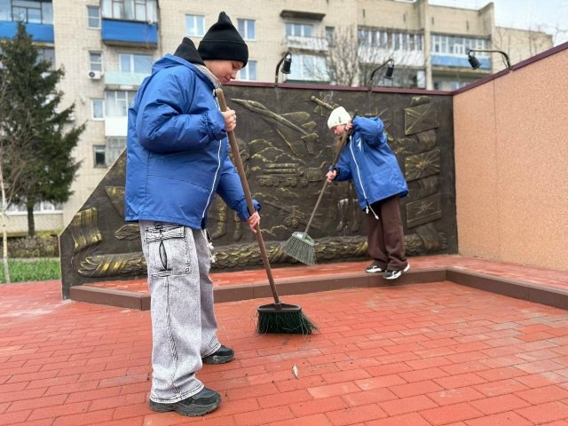 В преддверии Дня Героев Отечества участники Движения Первых навели порядок на мемориале «Фатежанамзащитникам Отечества», закреплённом за местным отделением В преддверии Дня Героев Отечества участники Движения Первых навели порядок на мемориале «Фатежанамзащитникам Отечества», закреплённом за местным отделением