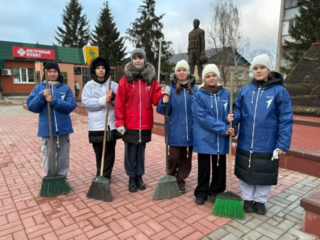 В преддверии Дня Героев Отечества участники Движения Первых навели порядок на мемориале «Фатежанамзащитникам Отечества», закреплённом за местным отделением